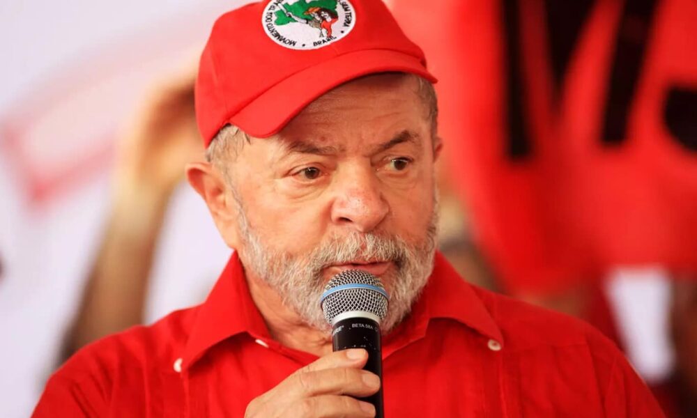 Lula afirma que “faz tempo que sem-terra não invade terra neste país” e diz que bancos "tomam terra" do agro